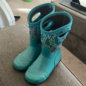 Size 1 girls waterproof Bogg boots.